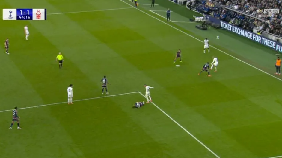 James Maddison thoát thẻ đỏ khó tin trước Nottingham Forest 2 James Maddison thoát thẻ đỏ khó tin trước Nottingham Forest 2