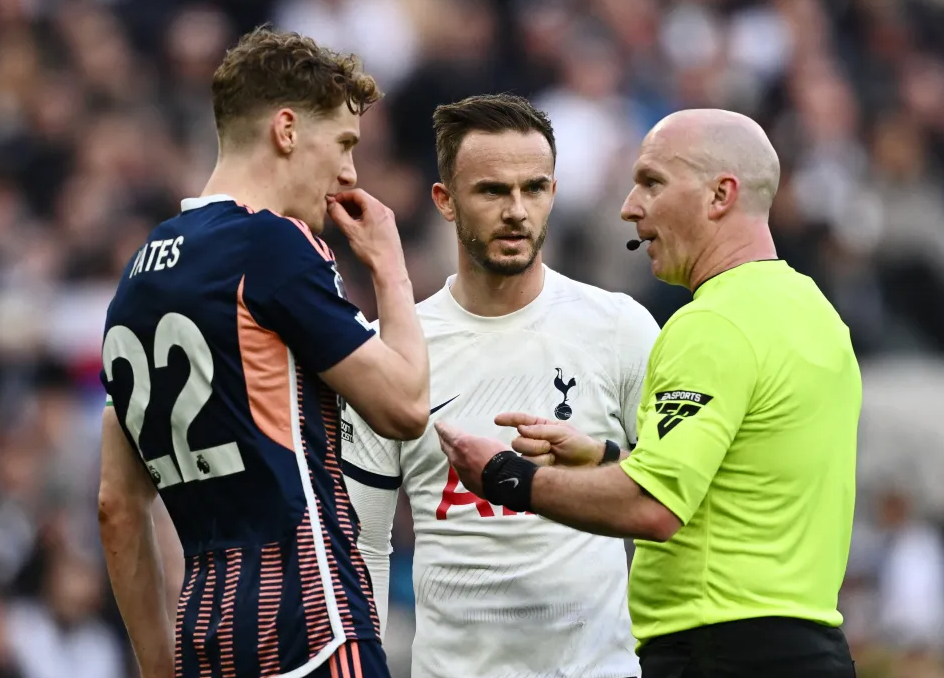 James Maddison thoát thẻ đỏ khó tin trước Nottingham Forest 4 James Maddison thoát thẻ đỏ khó tin trước Nottingham Forest 4