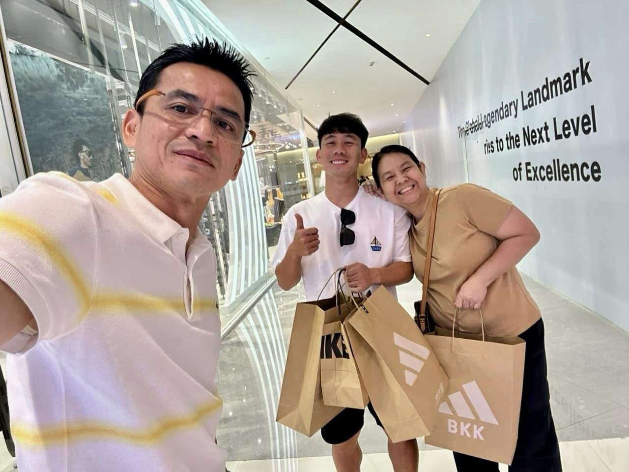 Minh Vương được gia đình HLV Kiatisuk tiếp đón khi tới Thái Lan 3