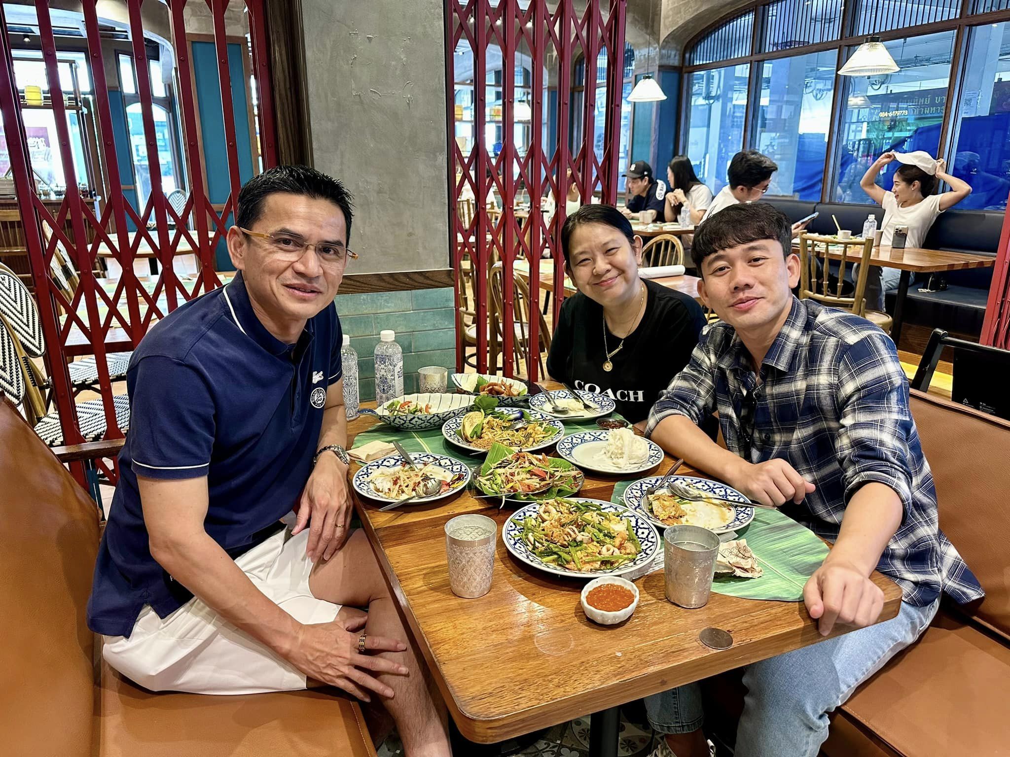 Minh Vương được gia đình HLV Kiatisuk tiếp đón khi tới Thái Lan 2