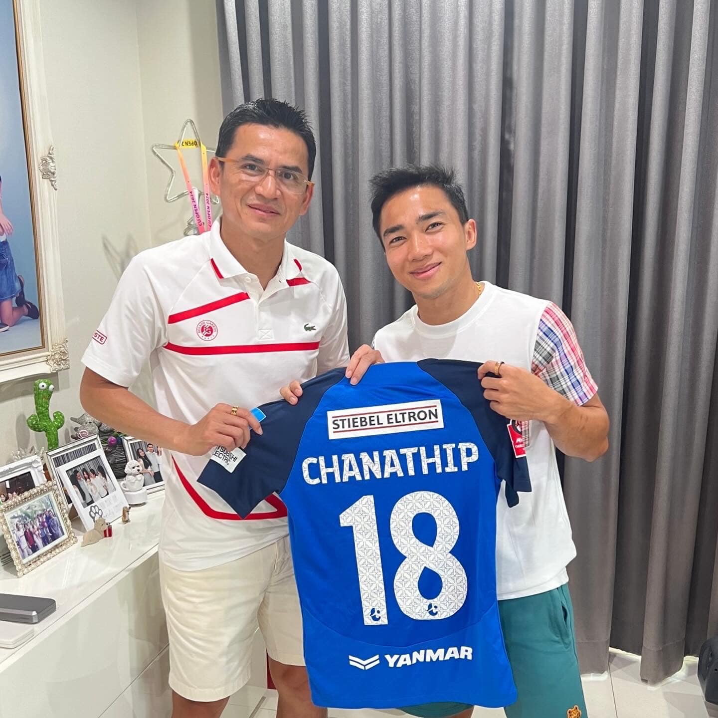 HLV Kiatisuk khiến CĐV CAHN phấn khích khi gặp gỡ Chanathip 2 HLV Kiatisuk khiến CĐV CAHN phấn khích khi gặp gỡ Chanathip 2