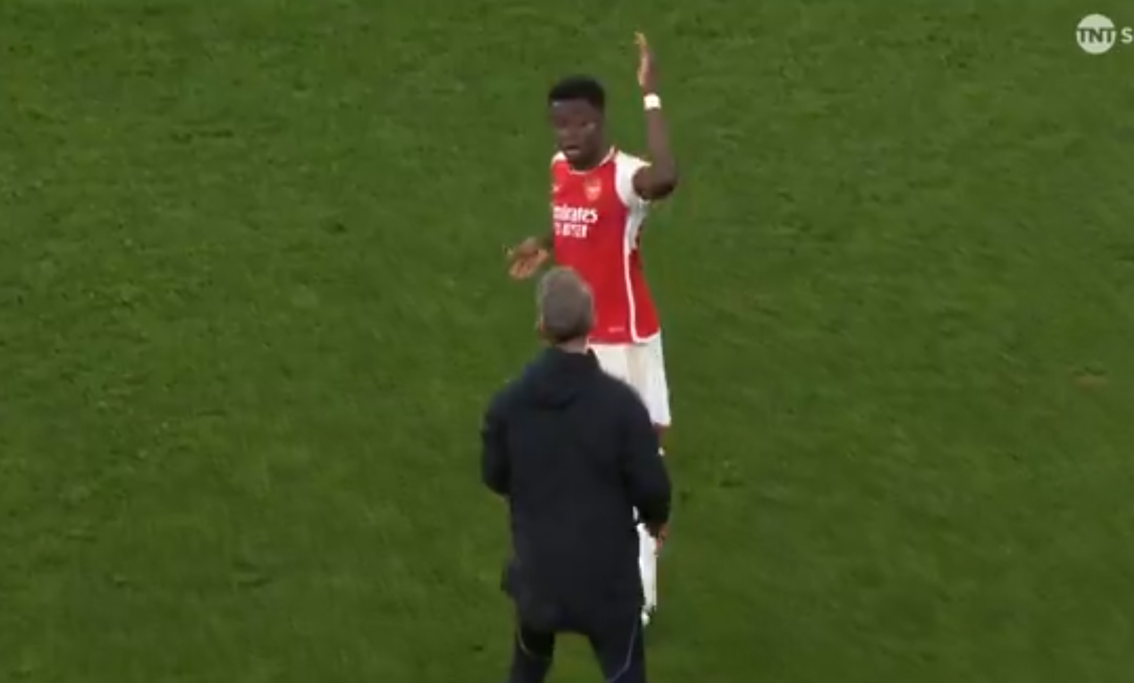 Trợ lý của Arteta ngăn cản Bukayo Saka đối đầu với trọng tài 4