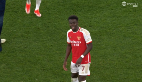 Trợ lý của Arteta ngăn cản Bukayo Saka đối đầu với trọng tài 5