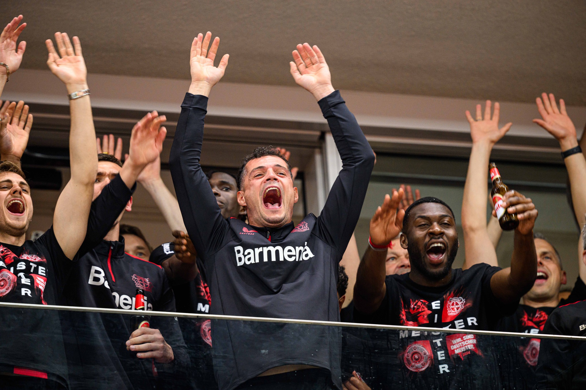 SVĐ BayArena thất thủ trong ngày Leverkusen giành chức vô địch lịch sử 4