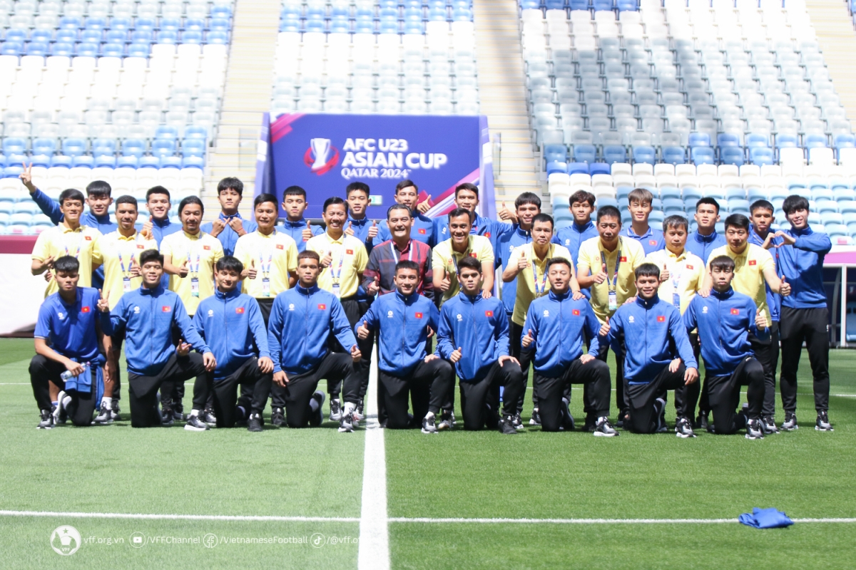 ĐT U23 Việt Nam tham quan SVĐ diễn ra trận đấu mở màn với U23 Kuwait dT U23 Viet Nam tham quan SVd dien ra tran dau mo man voi U23 Kuwait