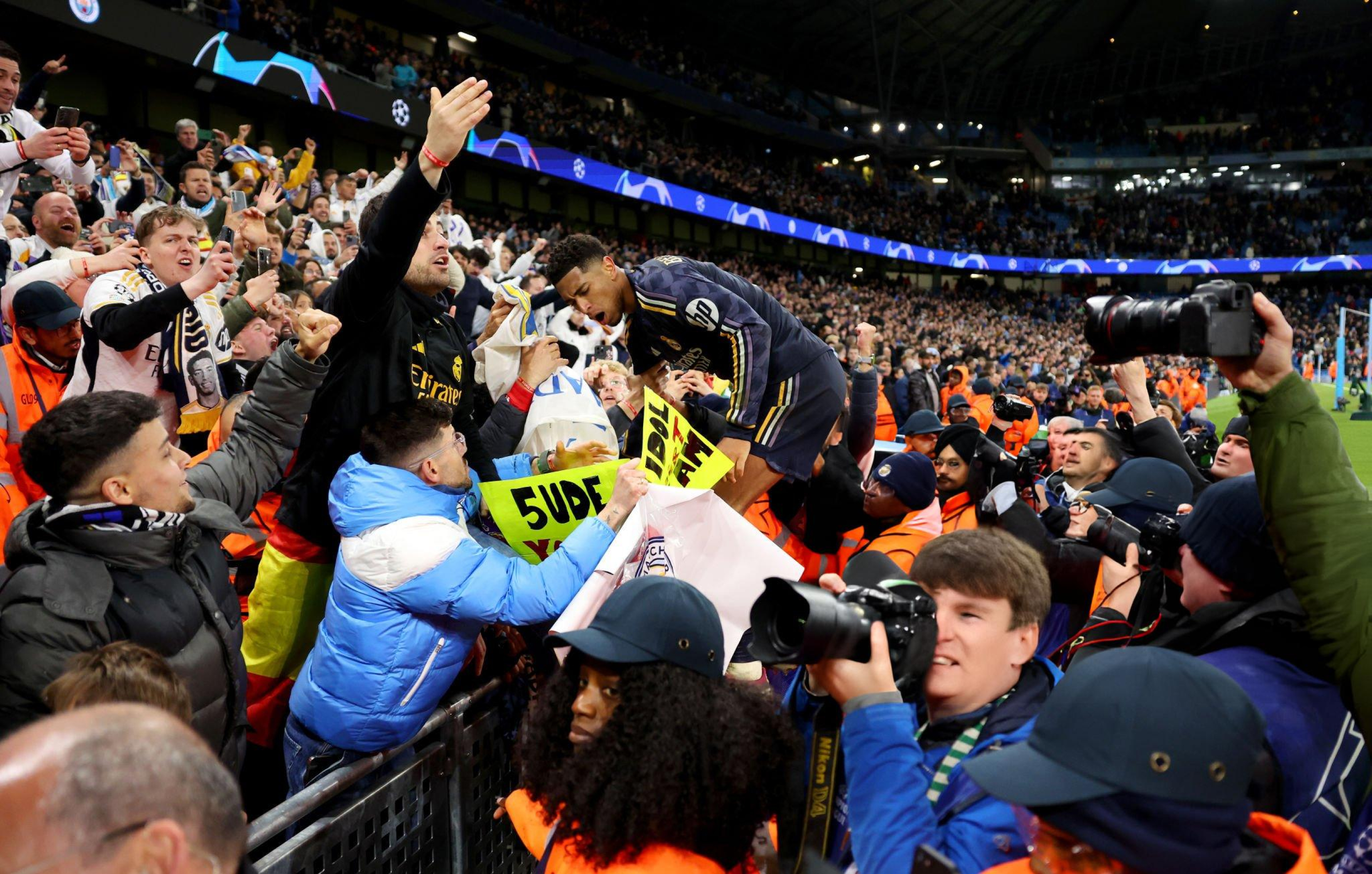 Hắc chiến bào của Jude Bellingham 4