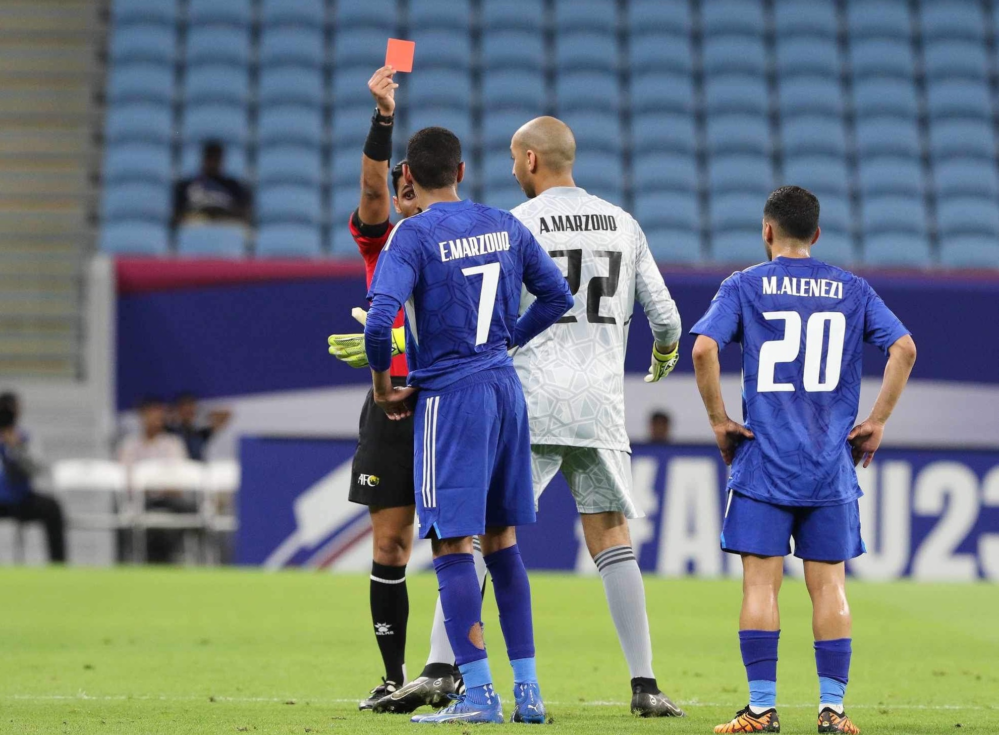 Trong tai rut the do duoi Ibraheem Kameel cua U23 Kuwait