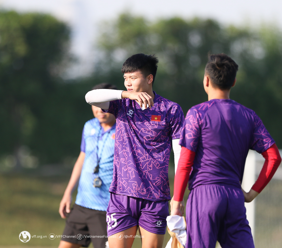 Tiền đạo Văn Tùng trở lại sân tập sau tin đồn chấn thương 5 Tiền đạo Văn Tùng trở lại sân tập sau tin đồn chấn thương 5