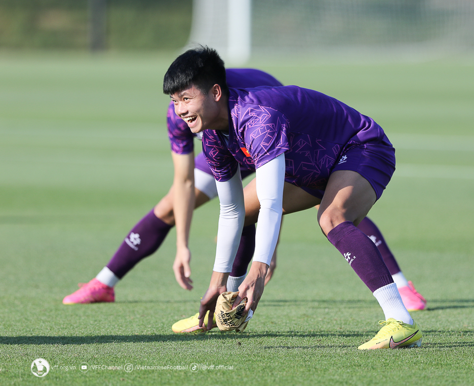 Tiền đạo Văn Tùng trở lại sân tập sau tin đồn chấn thương 3 Tiền đạo Văn Tùng trở lại sân tập sau tin đồn chấn thương 3