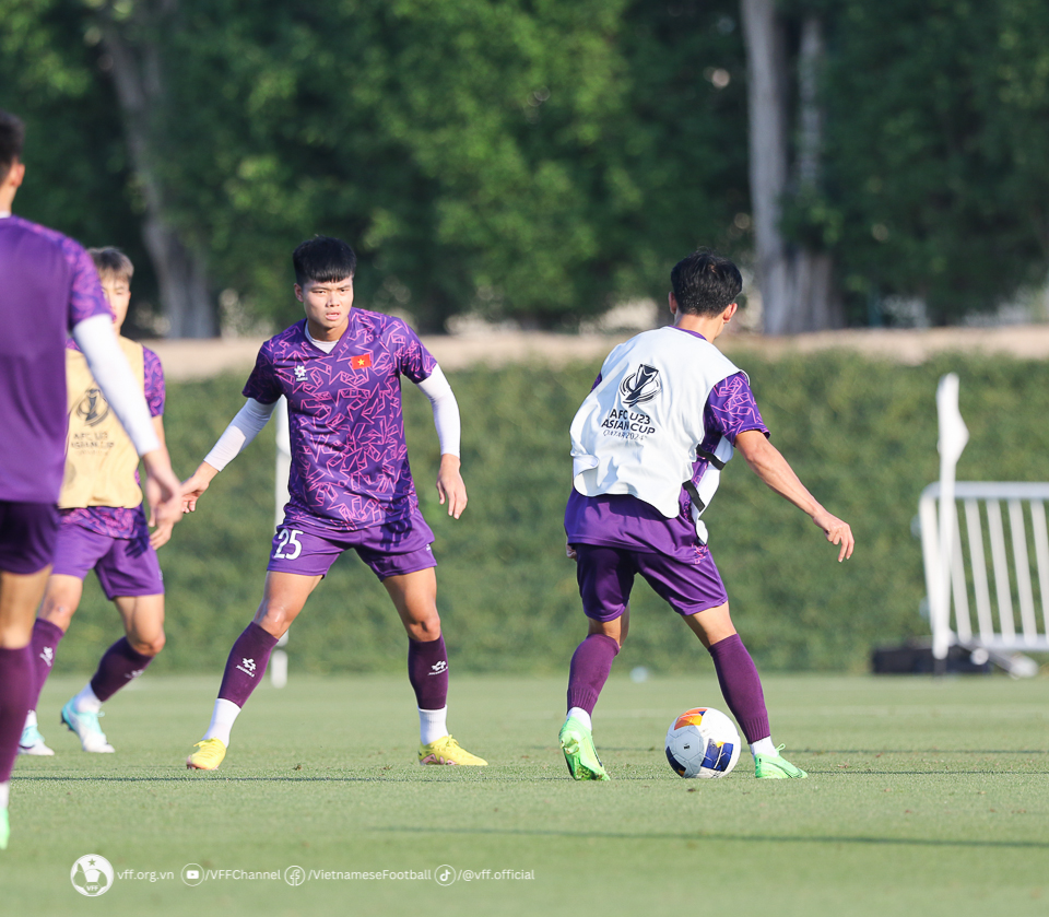 Tiền đạo Văn Tùng trở lại sân tập sau tin đồn chấn thương 6 Tiền đạo Văn Tùng trở lại sân tập sau tin đồn chấn thương 6