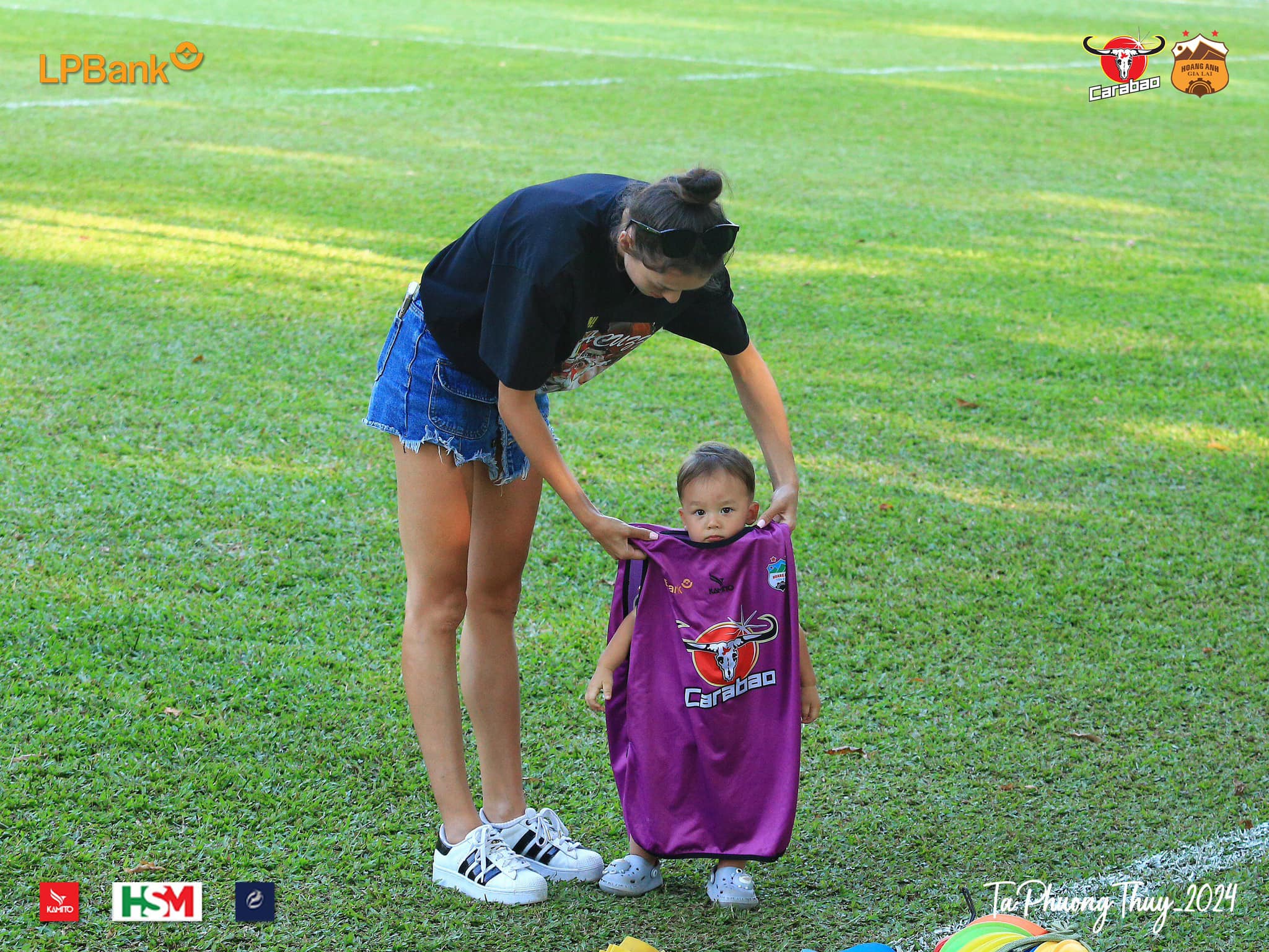 Dàn sao HAGL thích thú trước sự xuất hiện của con trai Bùi Tiến Dũng 3