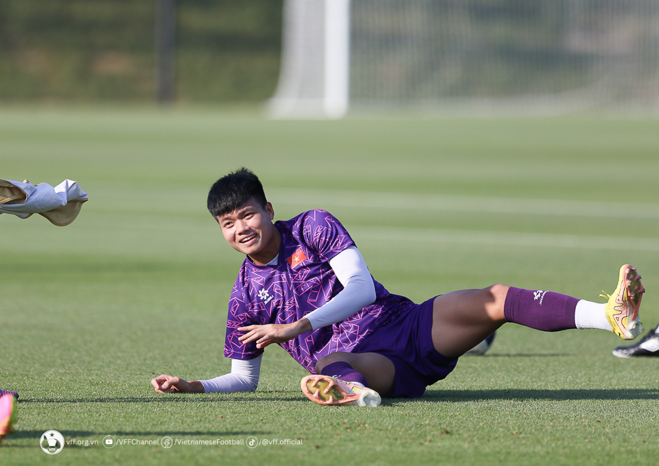 Tiền đạo Văn Tùng trở lại sân tập sau tin đồn chấn thương 2 Tiền đạo Văn Tùng trở lại sân tập sau tin đồn chấn thương 2