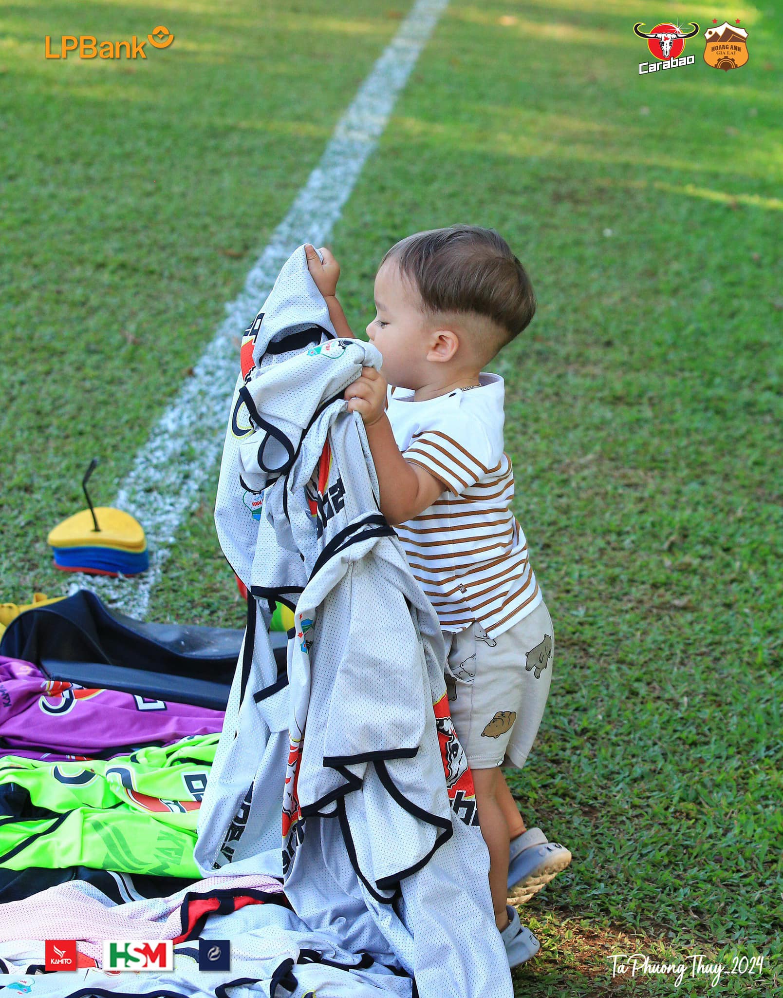 Dàn sao HAGL thích thú trước sự xuất hiện của con trai Bùi Tiến Dũng 6