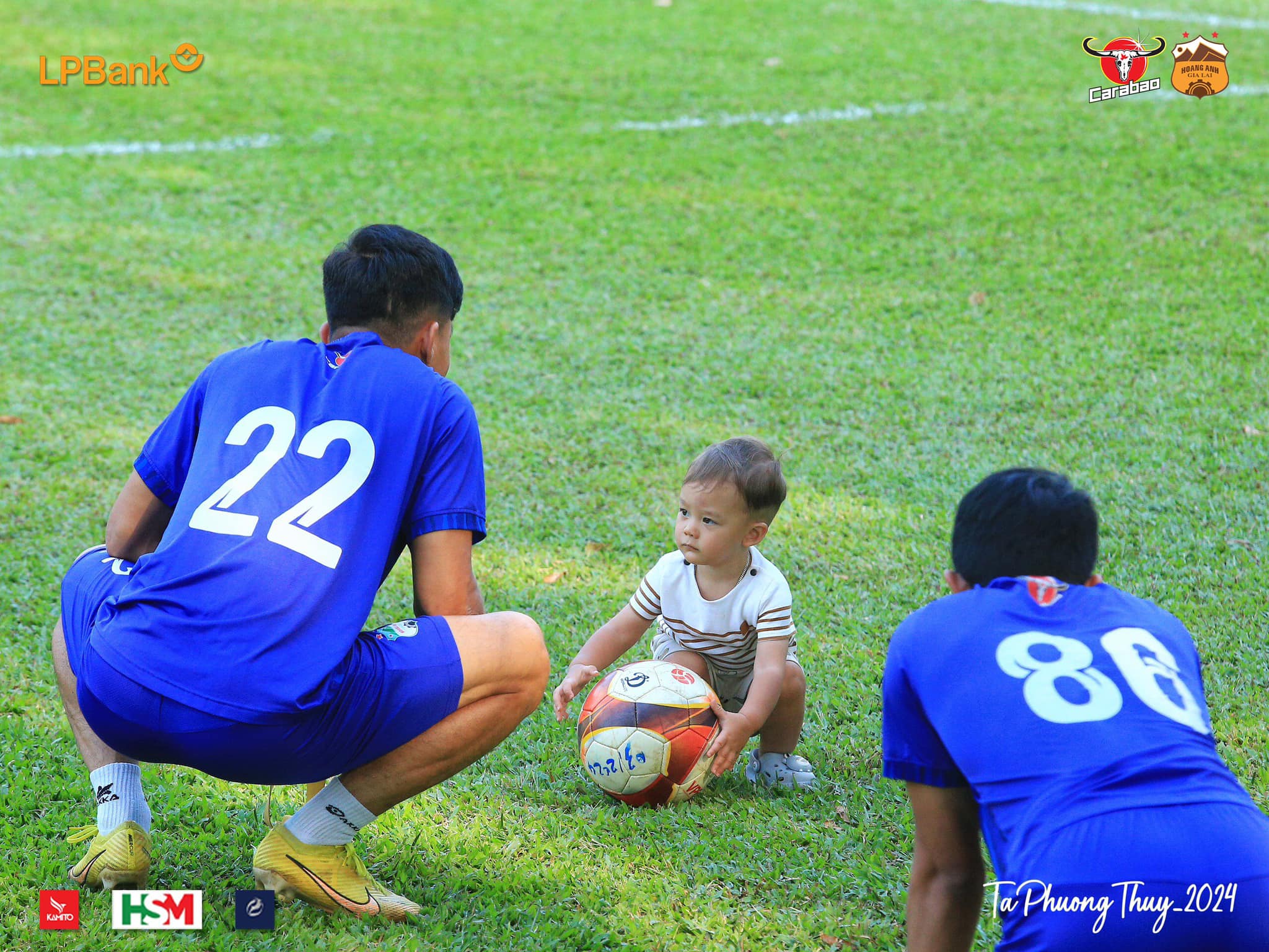 Dàn sao HAGL thích thú trước sự xuất hiện của con trai Bùi Tiến Dũng 5