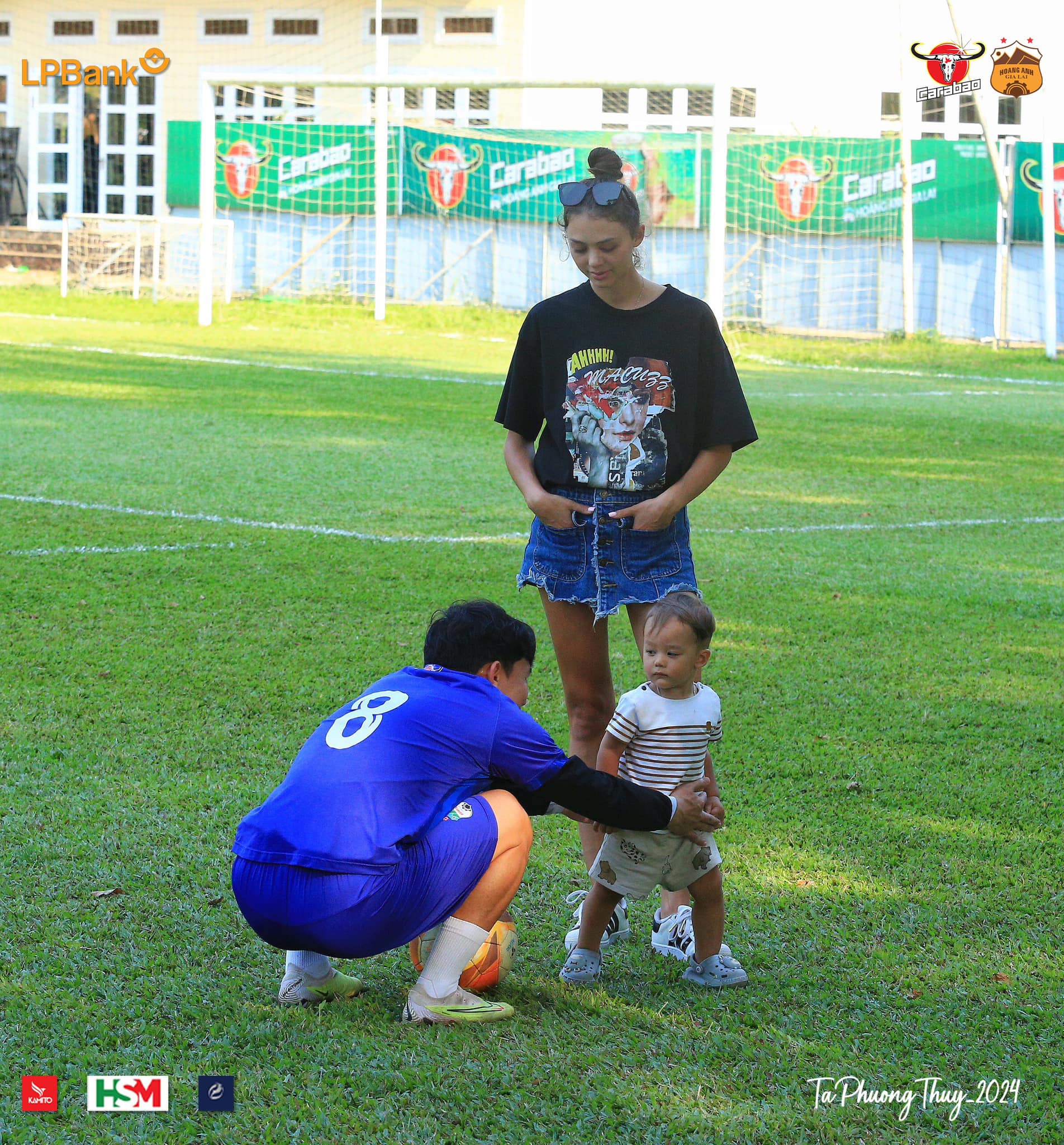 Dàn sao HAGL thích thú trước sự xuất hiện của con trai Bùi Tiến Dũng 2