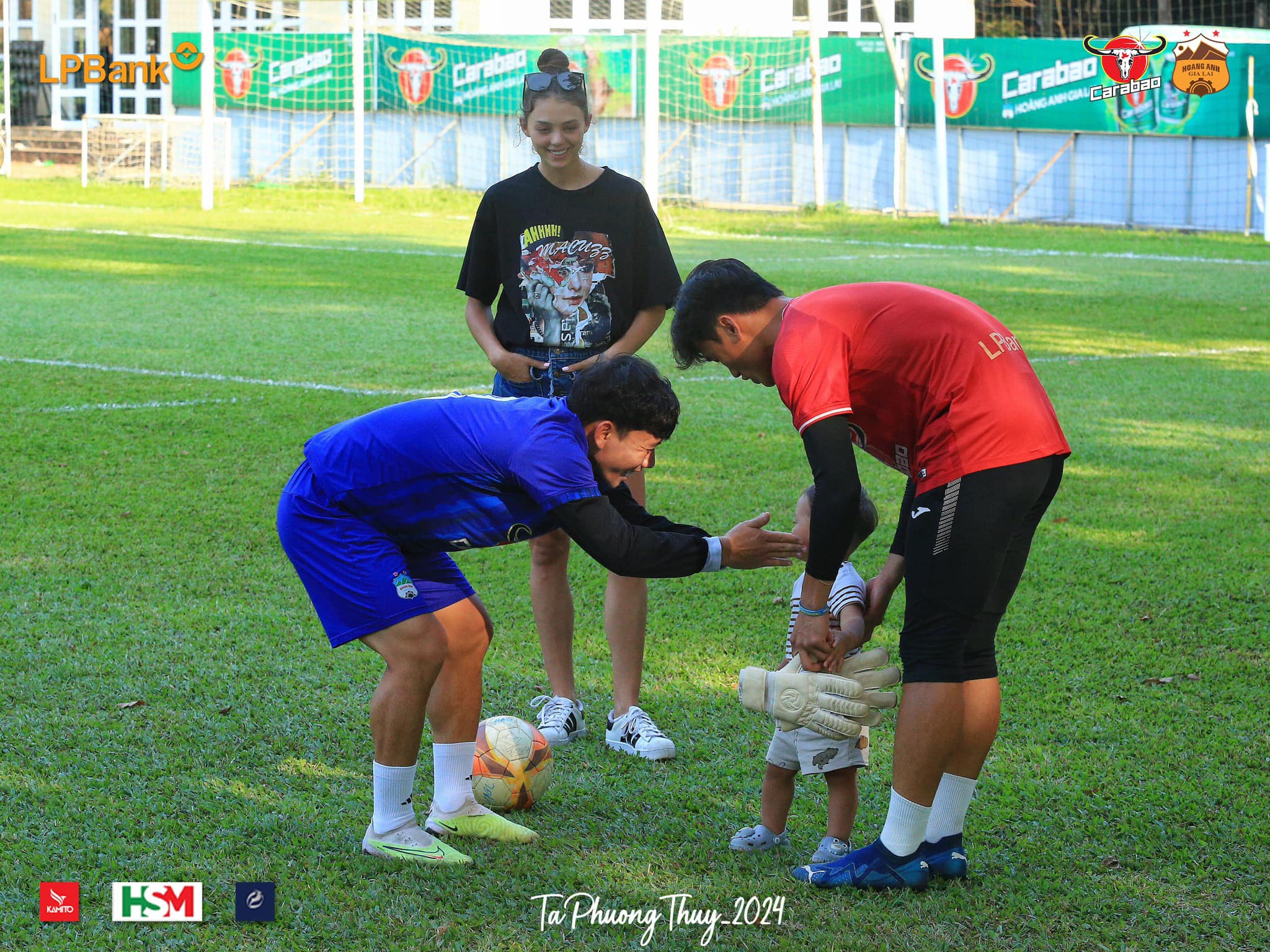 Dàn sao HAGL thích thú trước sự xuất hiện của con trai Bùi Tiến Dũng 4