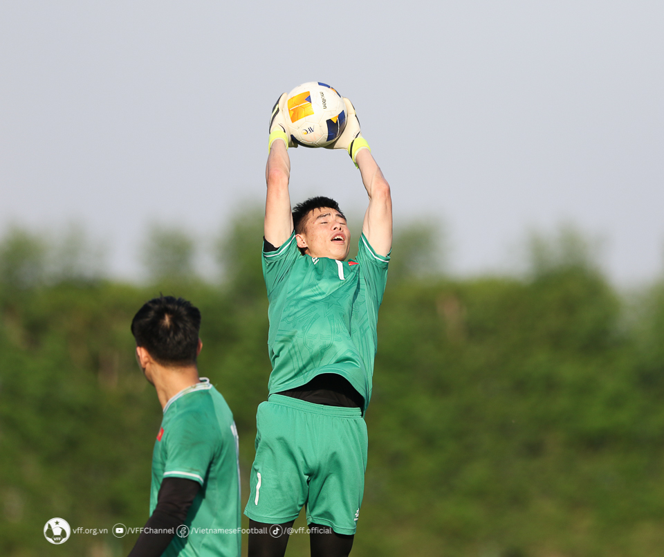 Tiền đạo Văn Tùng trở lại sân tập sau tin đồn chấn thương 9 Tiền đạo Văn Tùng trở lại sân tập sau tin đồn chấn thương 9