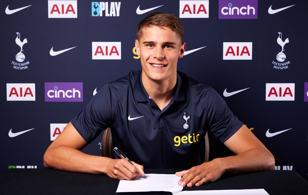 wolfsburg-s-van-de-ven-joins-tottenham--screenshot-tottenhamhotspur-com wolfsburg-s-van-de-ven-joins-tottenham--screenshot-tottenhamhotspur-com