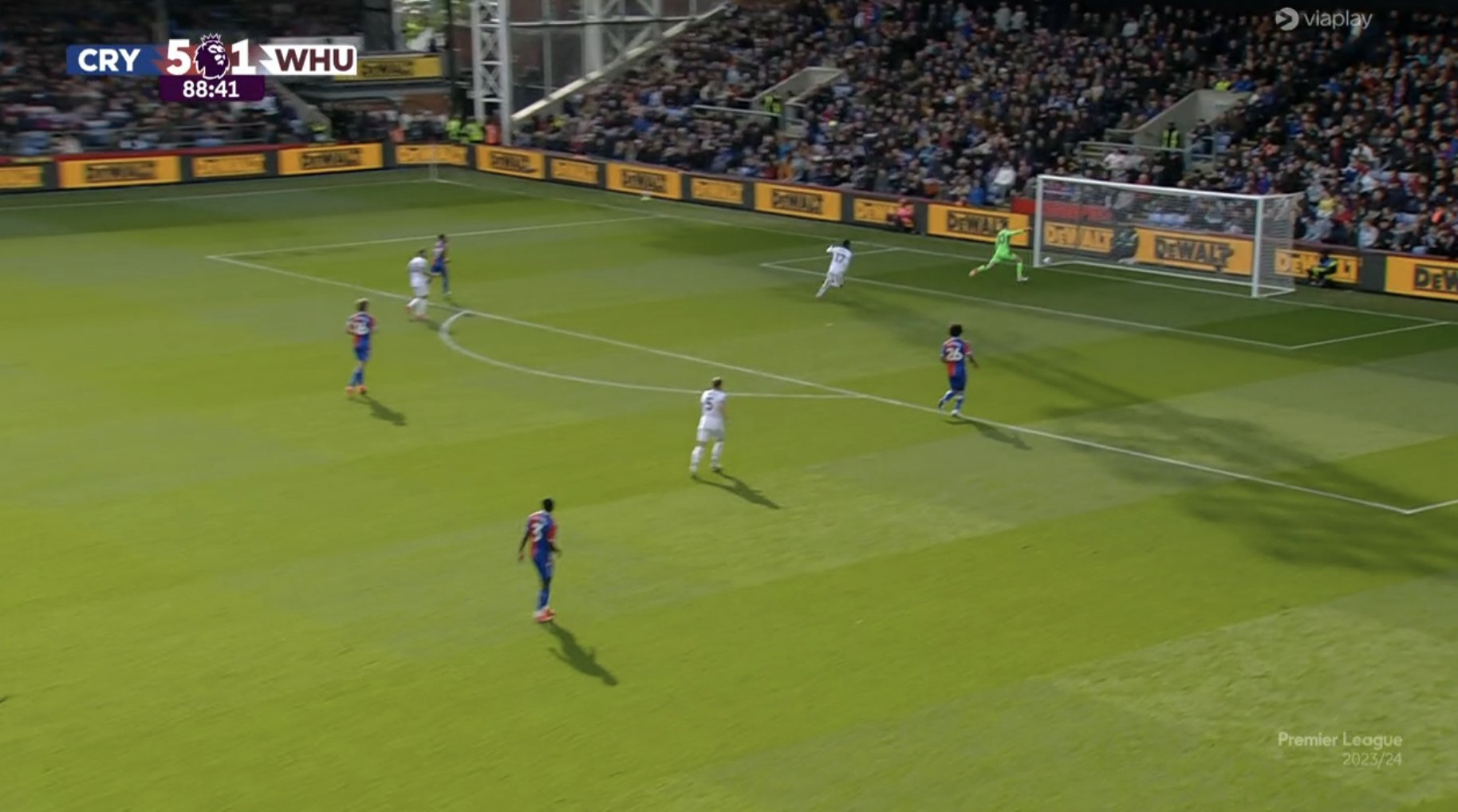 Dean Henderson mắc sai lầm khó tin trước West Ham 3