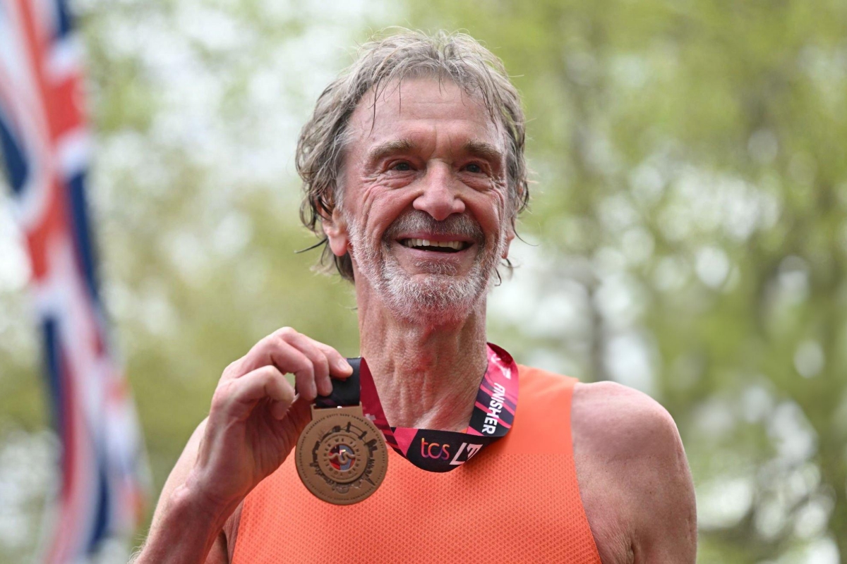 Sir Jim Ratcliffe hoan thanh cuoc thi London Marathon truoc khi toi tran dau cua Man United