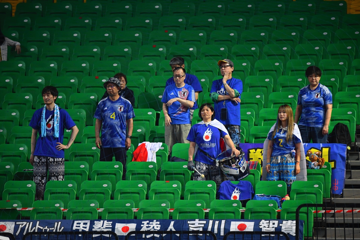 VIDEO Cầu thủ Nhật Bản khóc như mưa vì lỡ vé dự World Cup 1