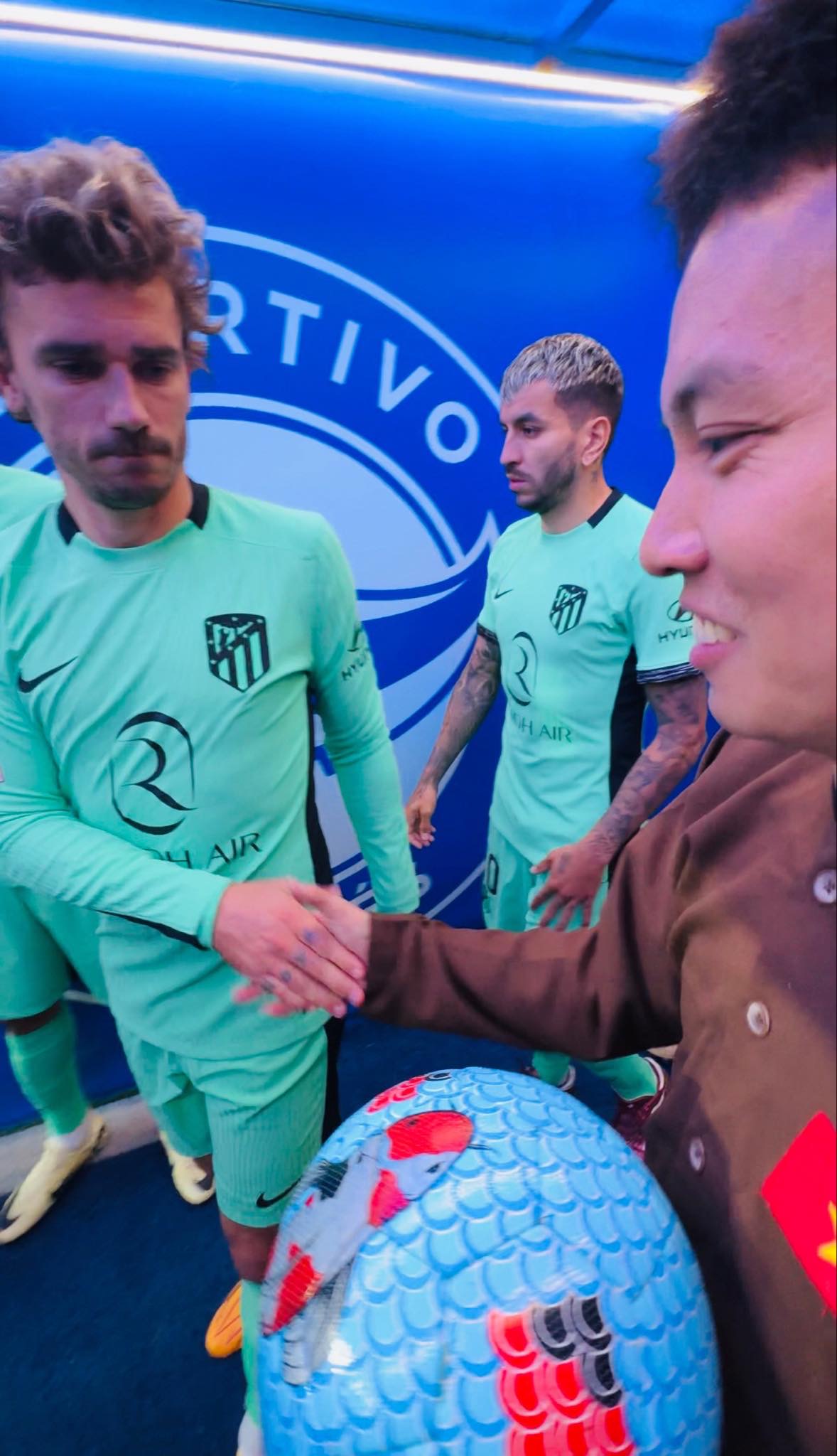 Đỗ Kim Phúc biểu diễn tại La Liga, vinh dự được gặp gỡ Griezmann 3 Đỗ Kim Phúc biểu diễn tại La Liga, vinh dự được gặp gỡ Griezmann 3