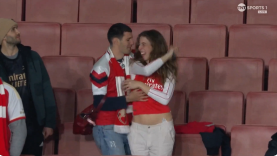 Cặp sao Arsenal ăn mừng táo bạo trên sân Emirates Cap sao Arsenal an mung tao bao tren san Emirates