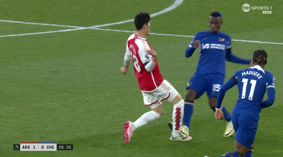 Nicolas Jackson thoat the do sau pha vao bong nguy hiem