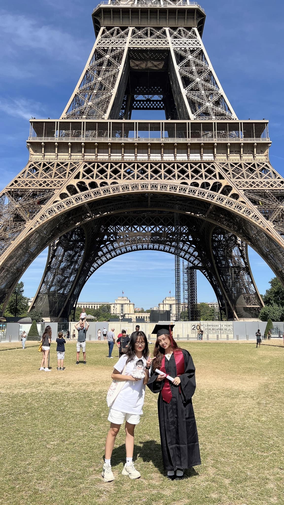 Bạn gái hơn tuổi của Quan Văn Chuẩn liên tục khẳng định chủ quyền 7