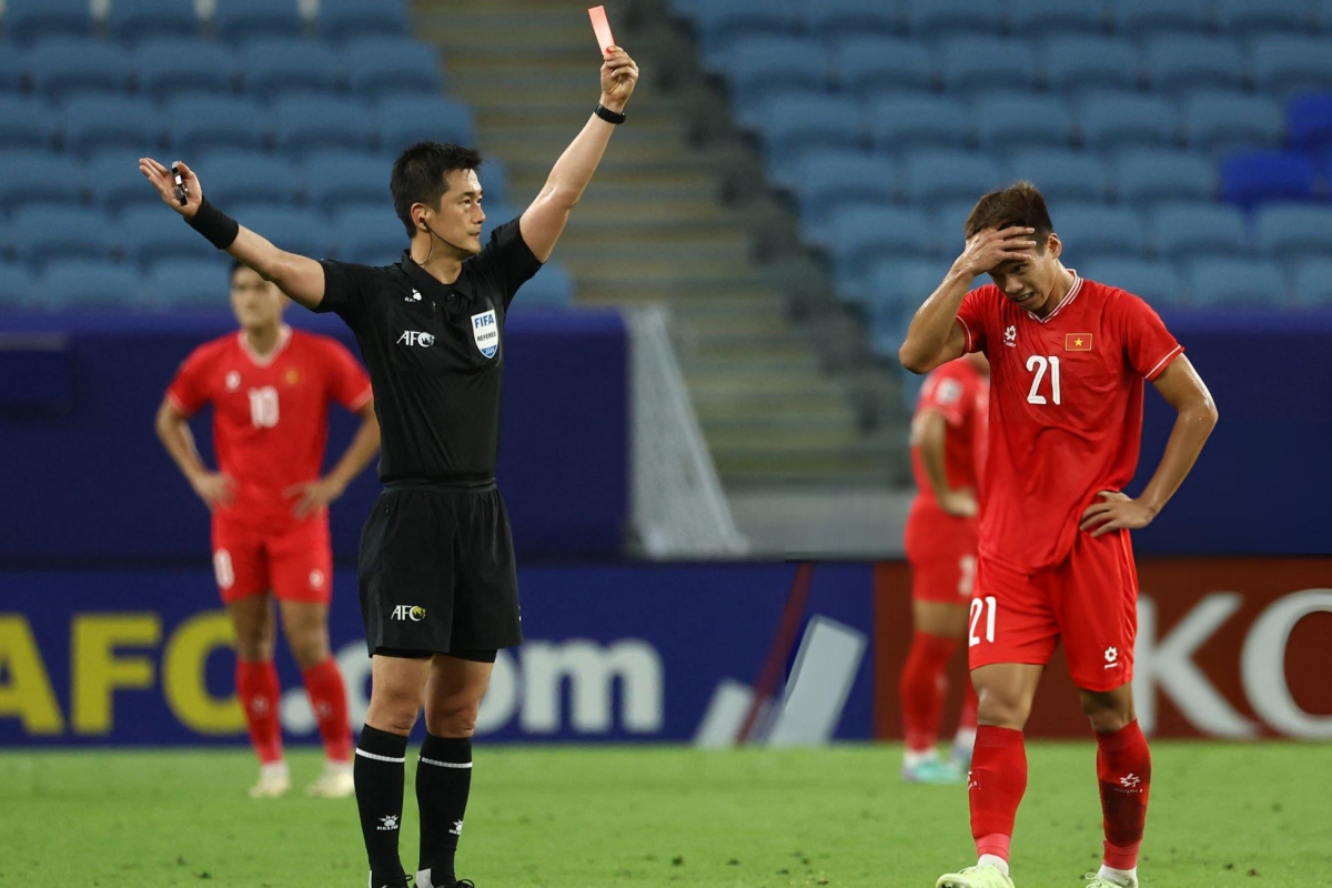 Manh Hung nhan the do truc tiep trong tran U23 Iraq