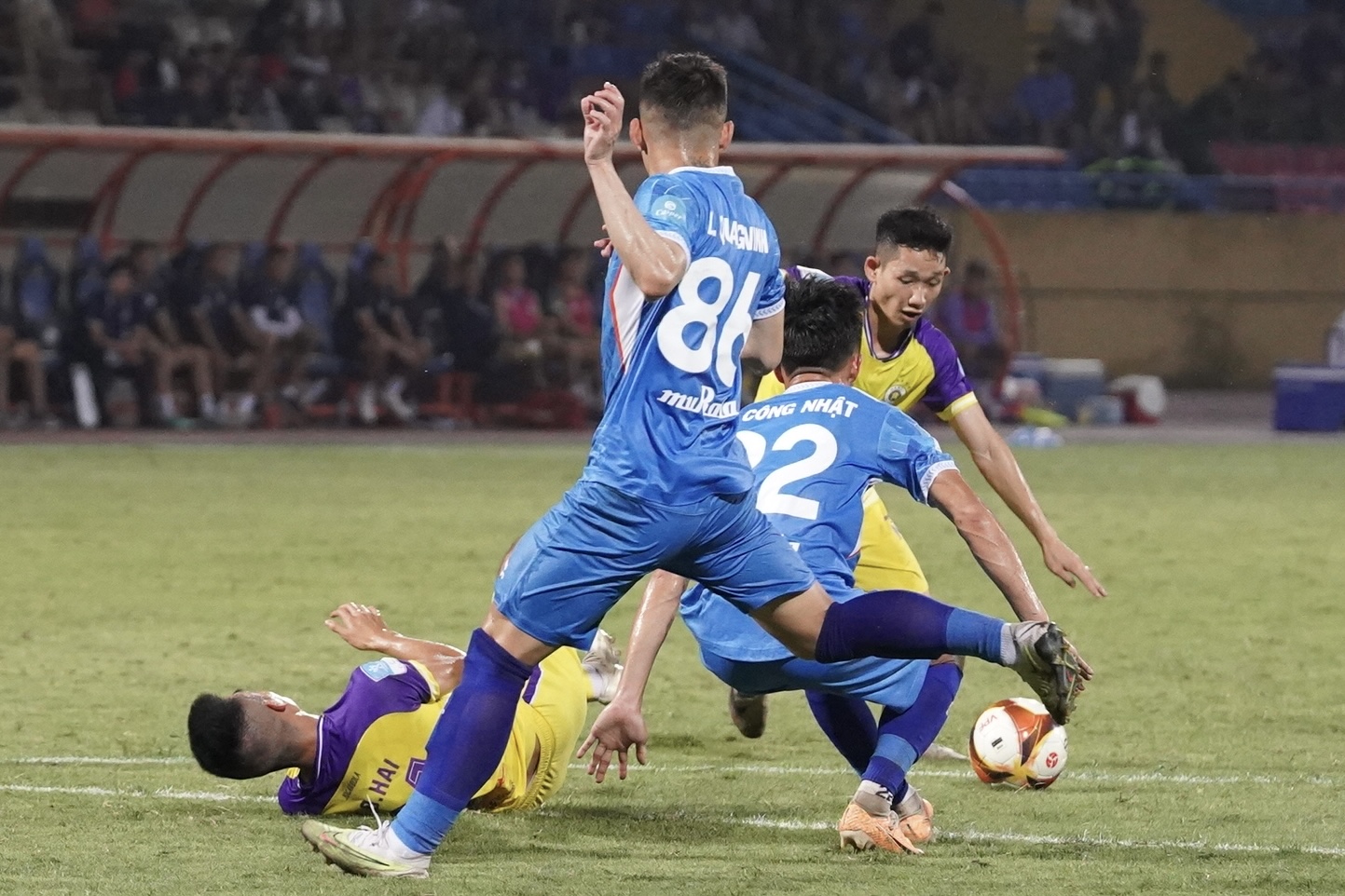 Tuấn Hải kém duyên, Hai Long lên tiếng đưa Hà Nội vào bán kết Cúp QG 5 Tuấn Hải kém duyên, Hai Long lên tiếng đưa Hà Nội vào bán kết Cúp QG 5