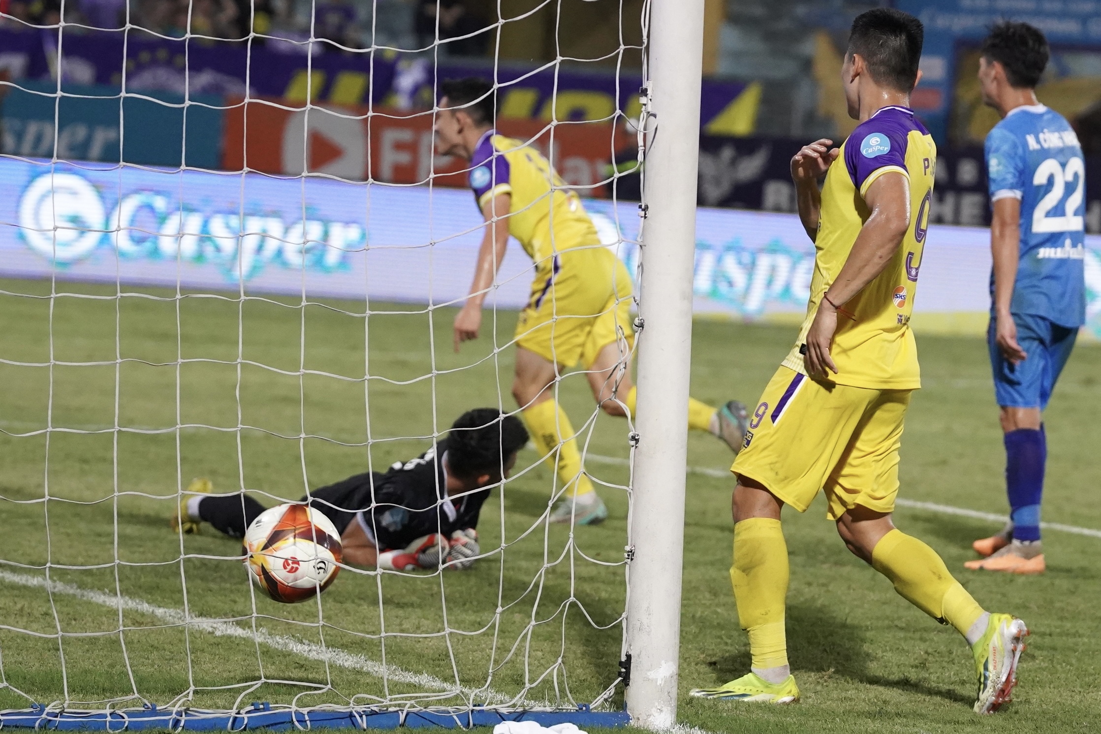 Tuấn Hải kém duyên, Hai Long lên tiếng đưa Hà Nội vào bán kết Cúp QG 4 Tuấn Hải kém duyên, Hai Long lên tiếng đưa Hà Nội vào bán kết Cúp QG 4