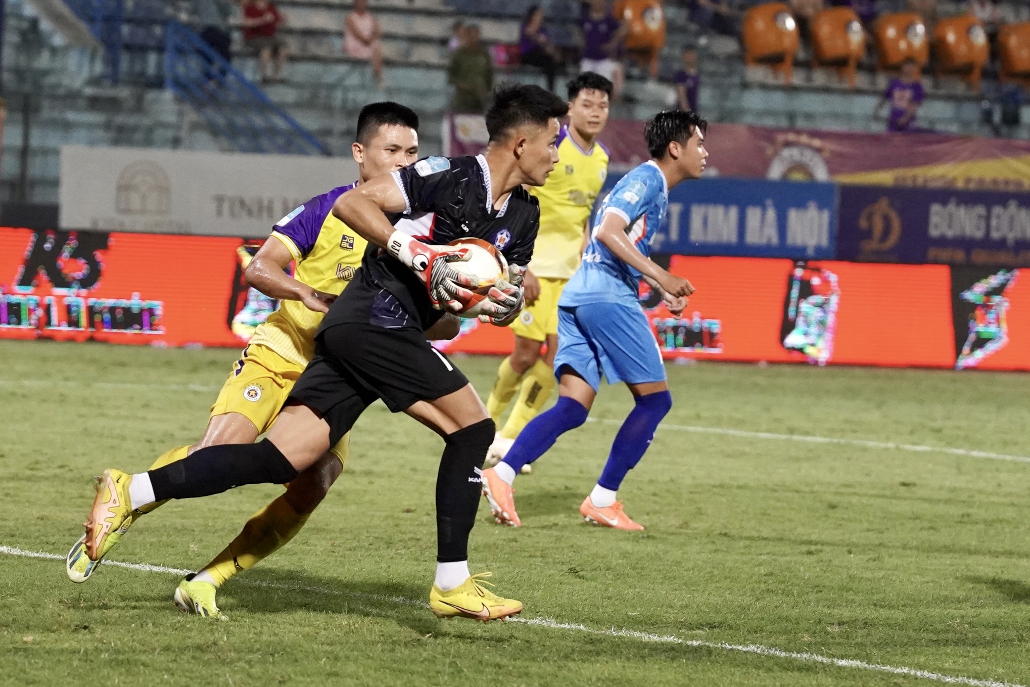 Tuấn Hải kém duyên, Hai Long lên tiếng đưa Hà Nội vào bán kết Cúp QG 2 Tuấn Hải kém duyên, Hai Long lên tiếng đưa Hà Nội vào bán kết Cúp QG 2