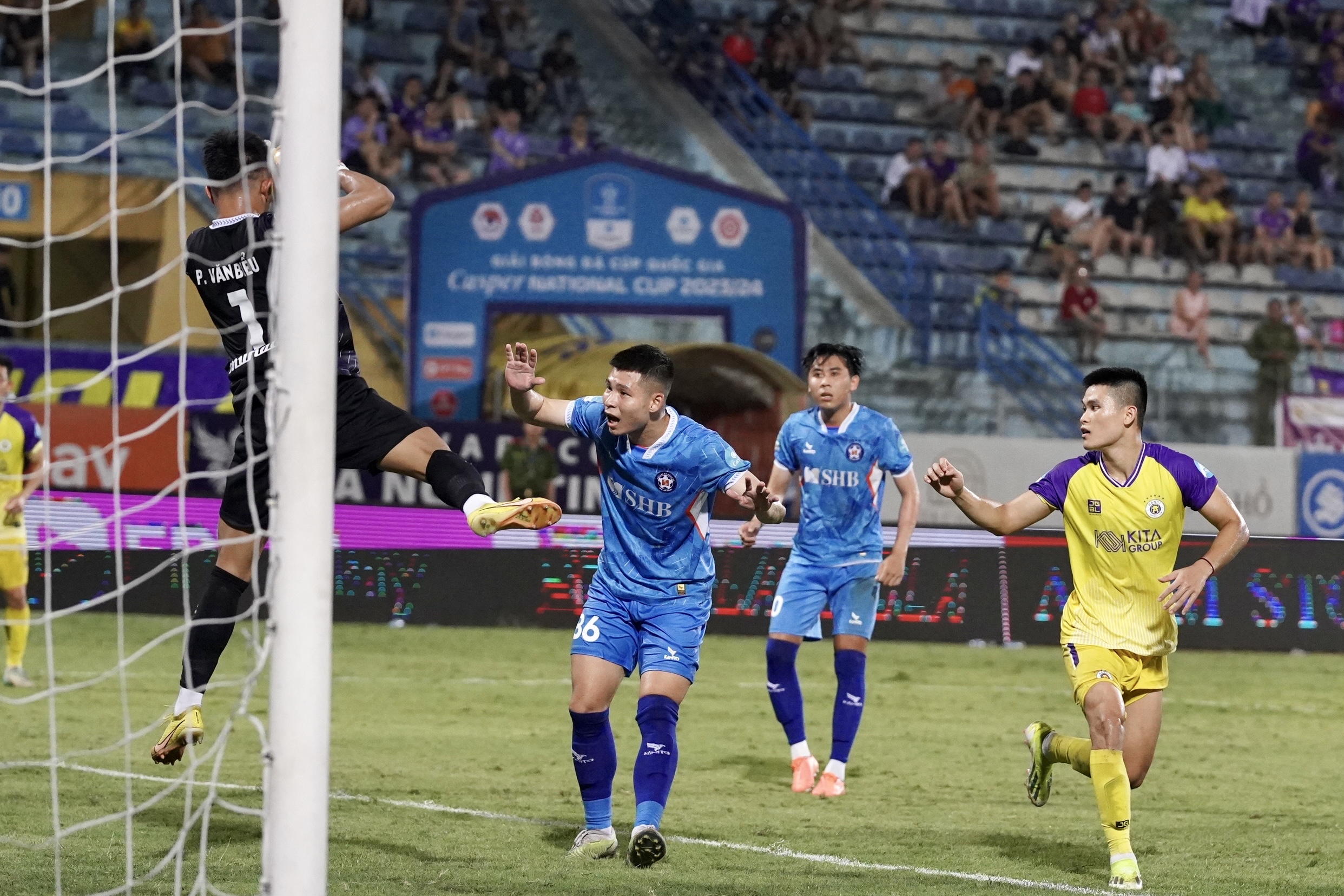 Tuấn Hải kém duyên, Hai Long lên tiếng đưa Hà Nội vào bán kết Cúp QG 1 Tuấn Hải kém duyên, Hai Long lên tiếng đưa Hà Nội vào bán kết Cúp QG 1