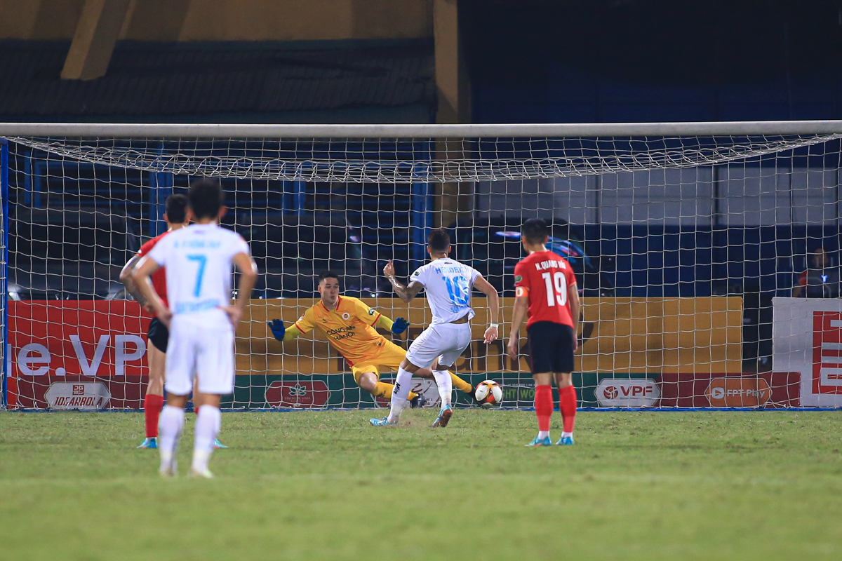 Hồ Tấn Tài hoá tội đồ, dâng chiến thắng cho Nam Định ngay trên sân Hàng Đẫy 6