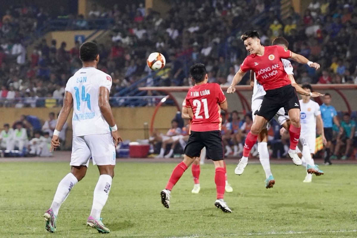 Hồ Tấn Tài hoá tội đồ, dâng chiến thắng cho Nam Định ngay trên sân Hàng Đẫy 2