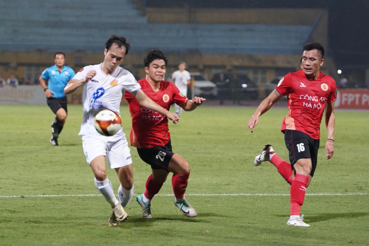 Hồ Tấn Tài hoá tội đồ, dâng chiến thắng cho Nam Định ngay trên sân Hàng Đẫy 4