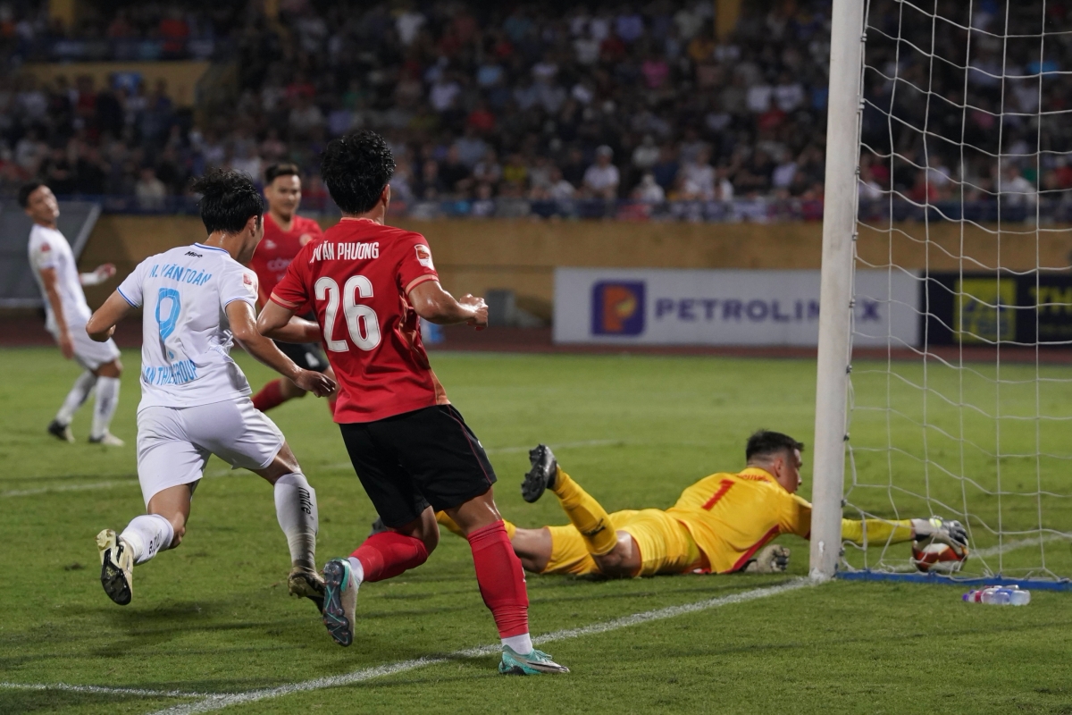 Hồ Tấn Tài hoá tội đồ, dâng chiến thắng cho Nam Định ngay trên sân Hàng Đẫy 3