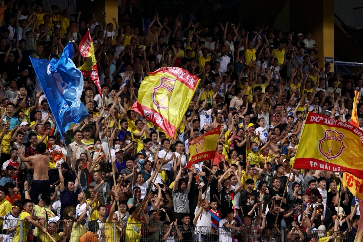 Hồ Tấn Tài hoá tội đồ, dâng chiến thắng cho Nam Định ngay trên sân Hàng Đẫy 7