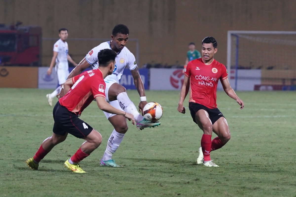 Hồ Tấn Tài hoá tội đồ, dâng chiến thắng cho Nam Định ngay trên sân Hàng Đẫy 5