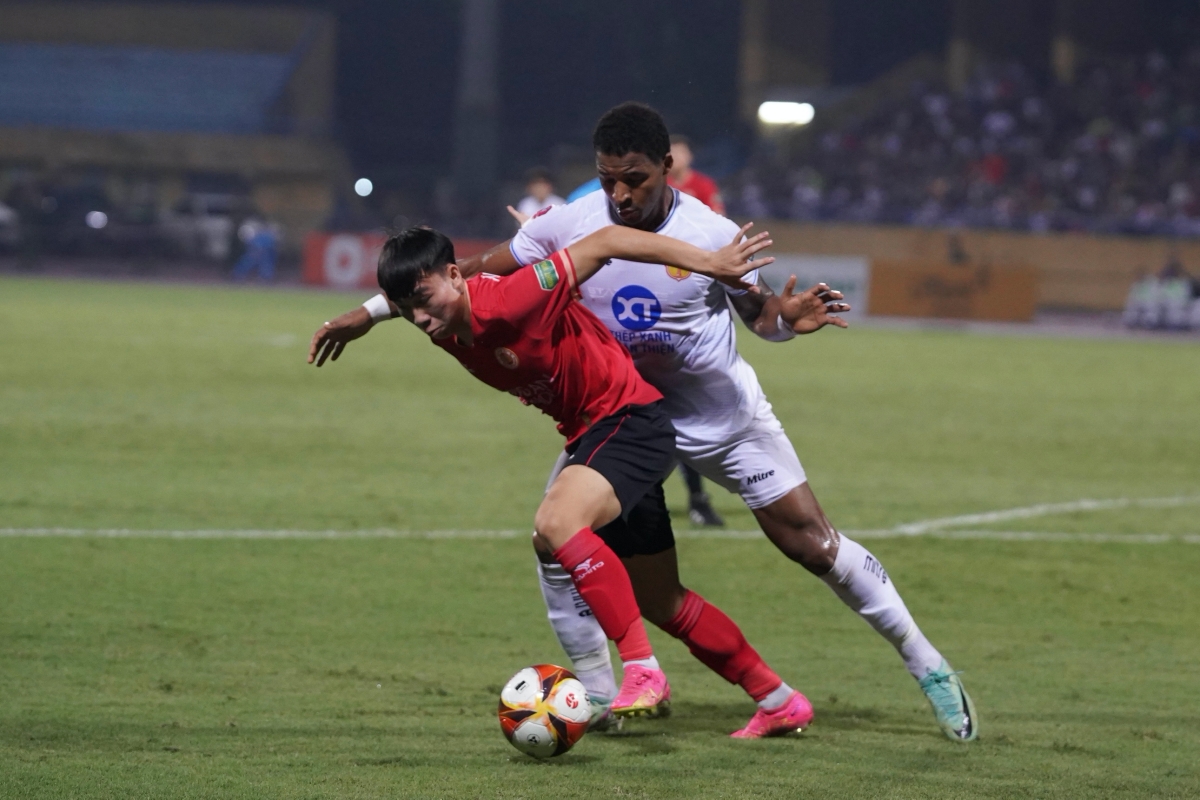 Hồ Tấn Tài hoá tội đồ, dâng chiến thắng cho Nam Định ngay trên sân Hàng Đẫy 1