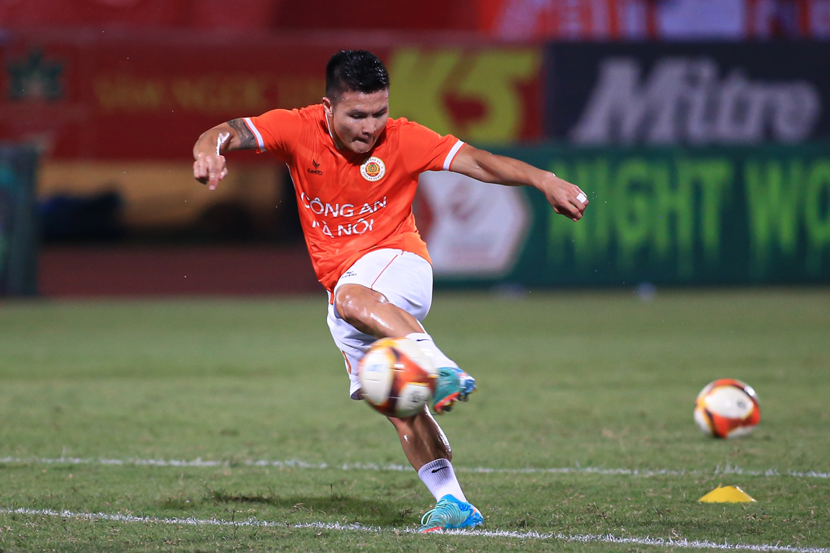 Những bản hợp đồng nổi bật của bóng đá Việt Nam trong năm 2024 2