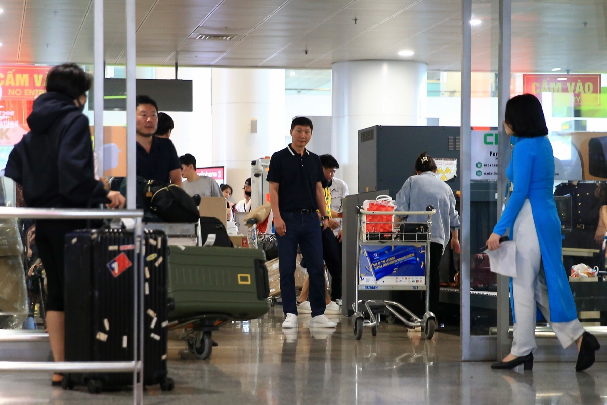 HLV Kim Sang Sik có mặt ở sân bay Nội Bài 5/5 HLV Kim Sang Sik co mat o san bay Noi Bai 5/5