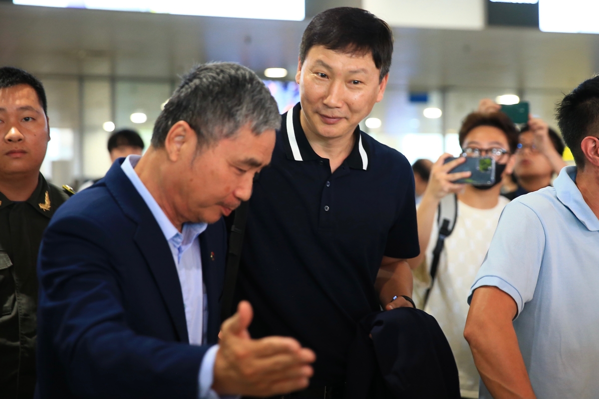 HLV Kim Sang Sik có mặt ở sân bay Nội Bài 5/5 HLV Kim Sang Sik co mat o san bay Noi Bai 5/5