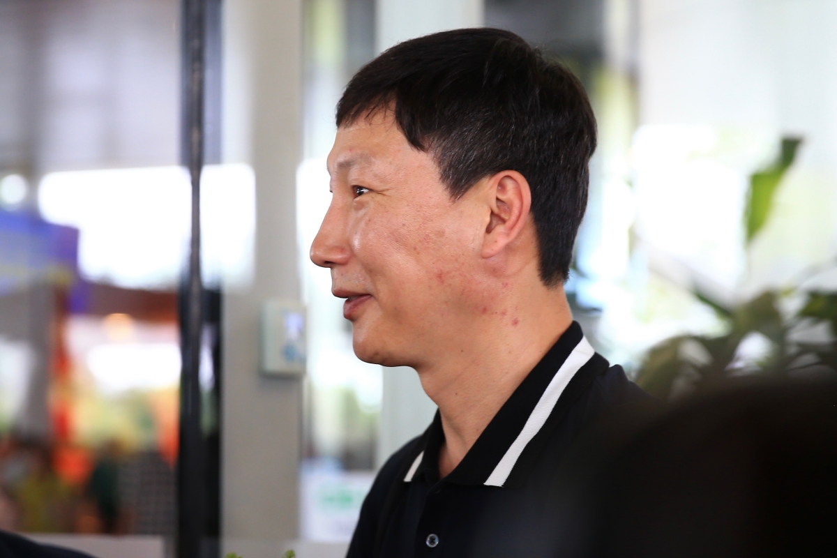 HLV Kim Sang Sik có mặt ở sân bay Nội Bài 5/5 HLV Kim Sang Sik co mat o san bay Noi Bai 5/5