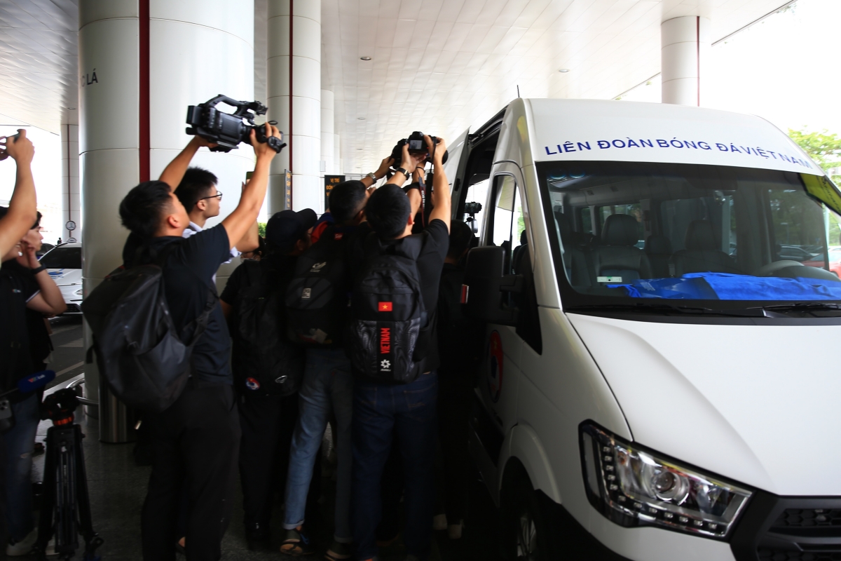 HLV Kim Sang Sik có mặt ở sân bay Nội Bài 5/5 HLV Kim Sang Sik co mat o san bay Noi Bai 5/5