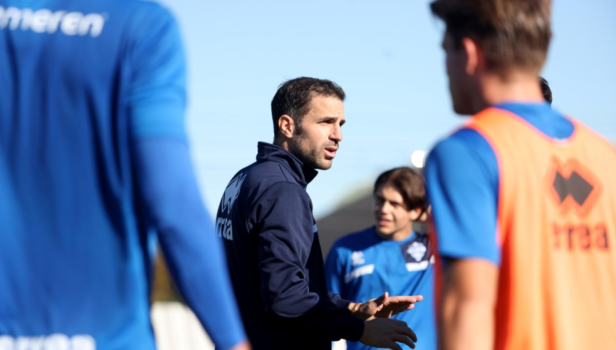 Cesc Fabregas chập chững trên hành trình cầm quân