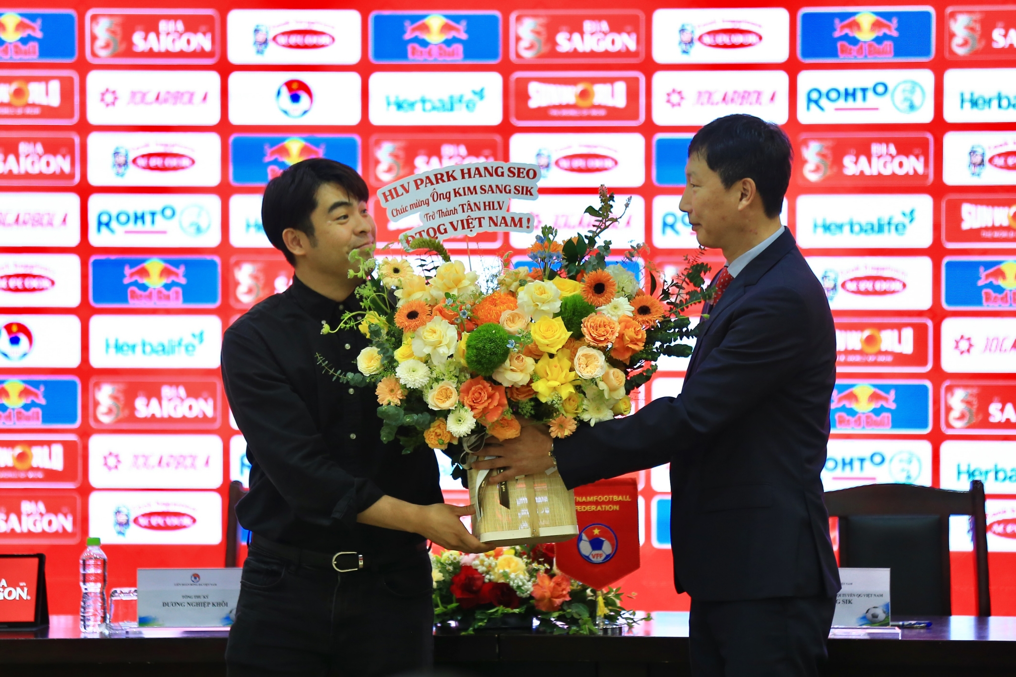 HLV Kim Sang Sik nói về triết lý, đề cao sự trung thành và dành lời tới HLV Park Hang Seo trong ngày ký hợp đồng với LĐBĐ Việt Nam 2