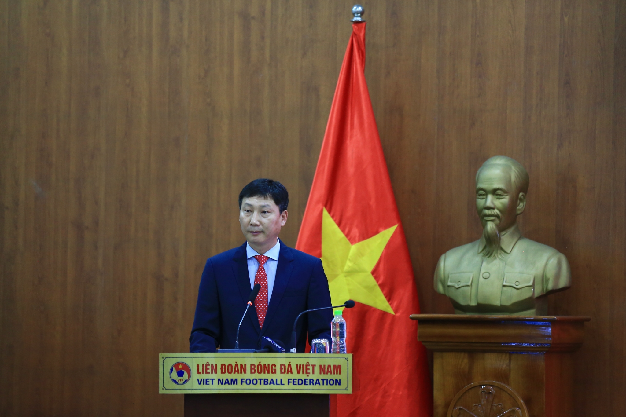 HLV Kim Sang Sik nói về triết lý, đề cao sự trung thành và dành lời tới HLV Park Hang Seo trong ngày ký hợp đồng với LĐBĐ Việt Nam 3