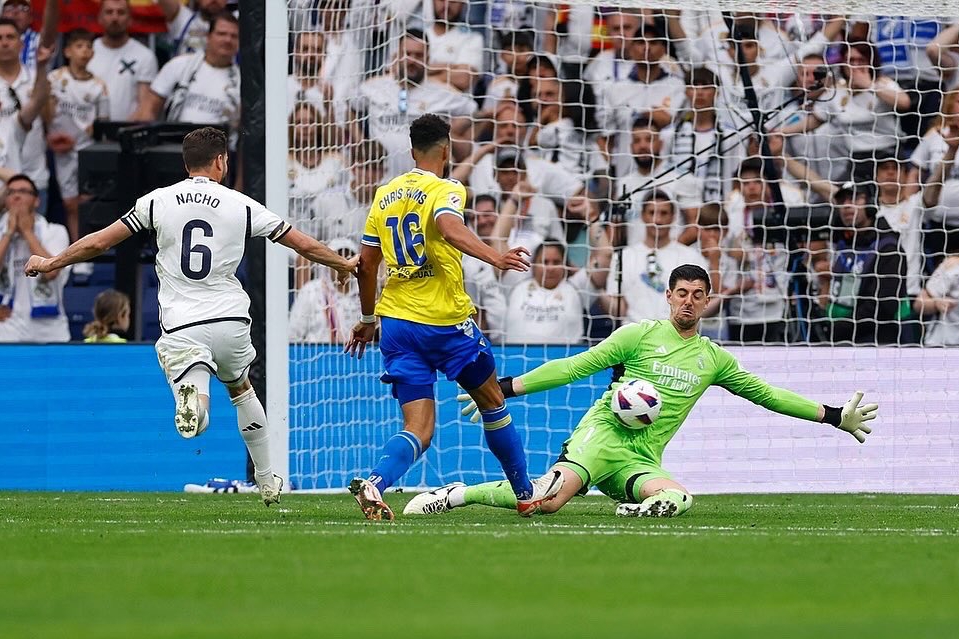 Courtois trở lại sân cỏ sau 9 tháng Courtois tro lai san co sau 9 thang